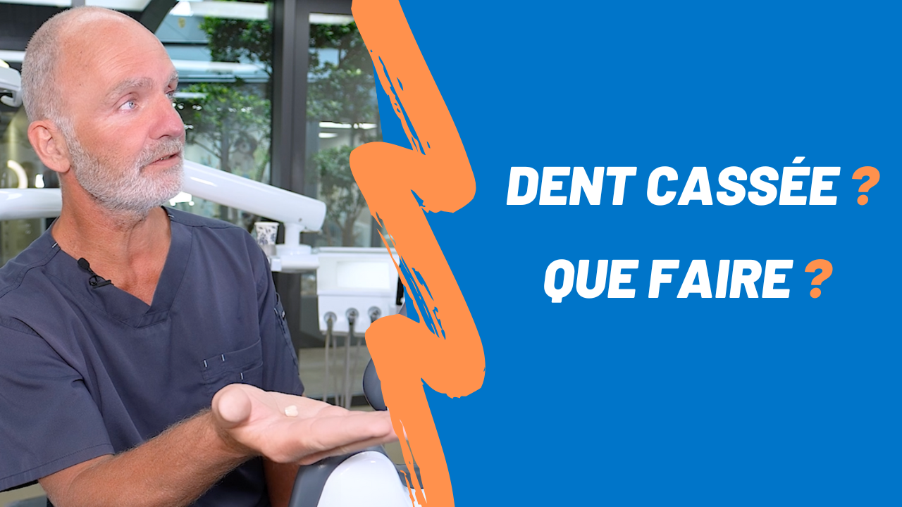 Un dentiste montre une dent dans sa main qui parait cassée pour illustrer le contenu de la vidéo.