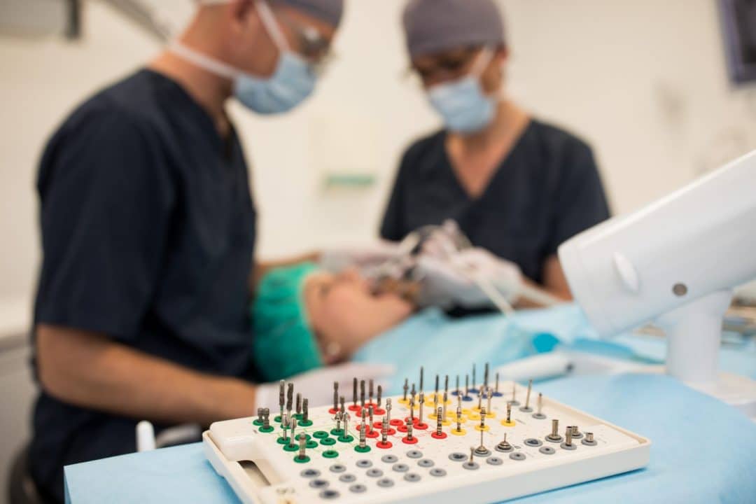 Implant dentaire dans une clinique de Genève